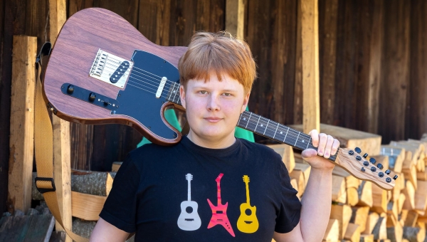 Vastseliina gümnaasiumi 8. klassi õpilane Jaagup Ots (pildil) rakendas julge pealehakkamise ja muusikalise huvi ning ehitas loovtöö käigus enda isikliku elektrikitarri Telecaster. Foto: AIGAR NAGEL